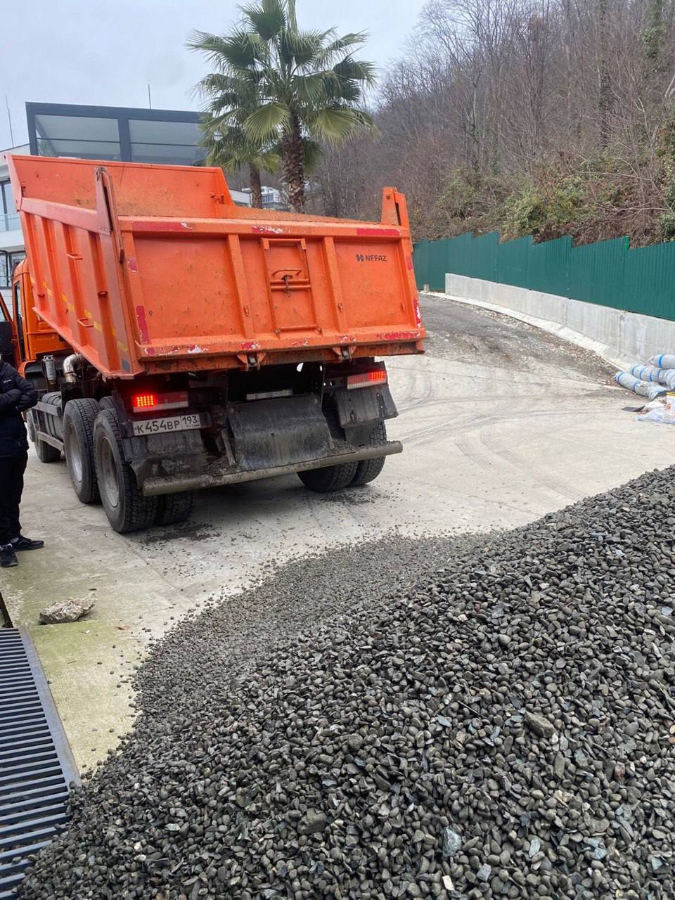 Доставка щебня самосвалом к частному дому